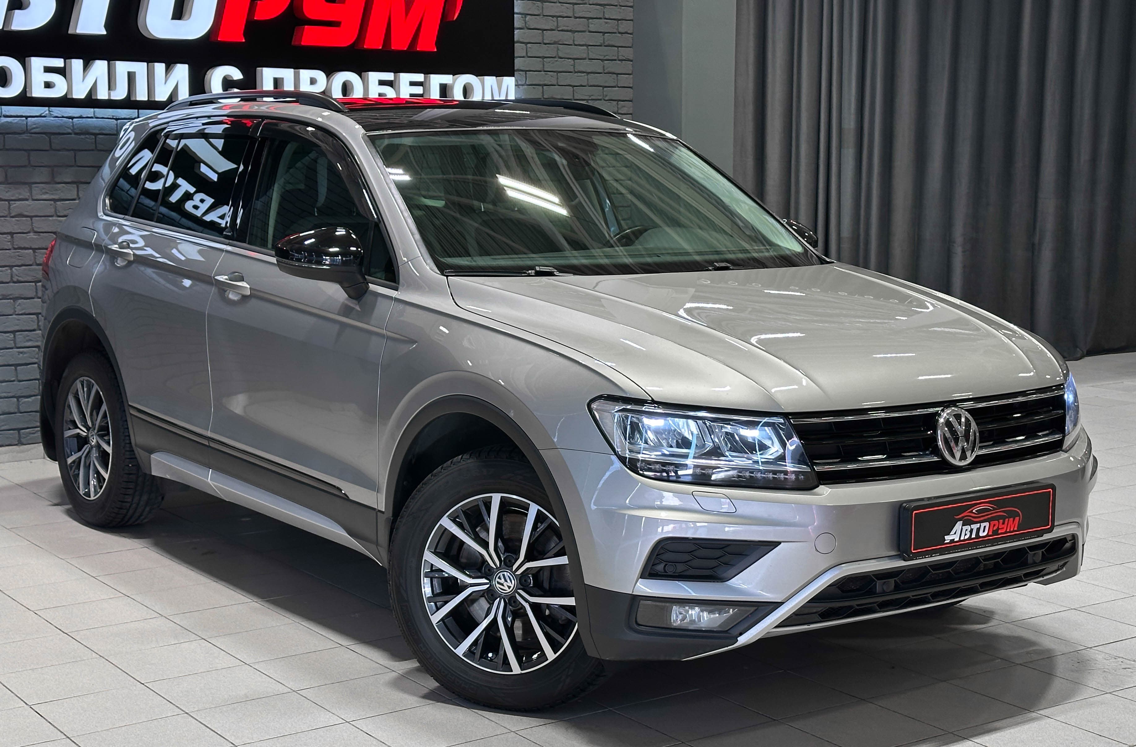 Volkswagen Tiguan - 1